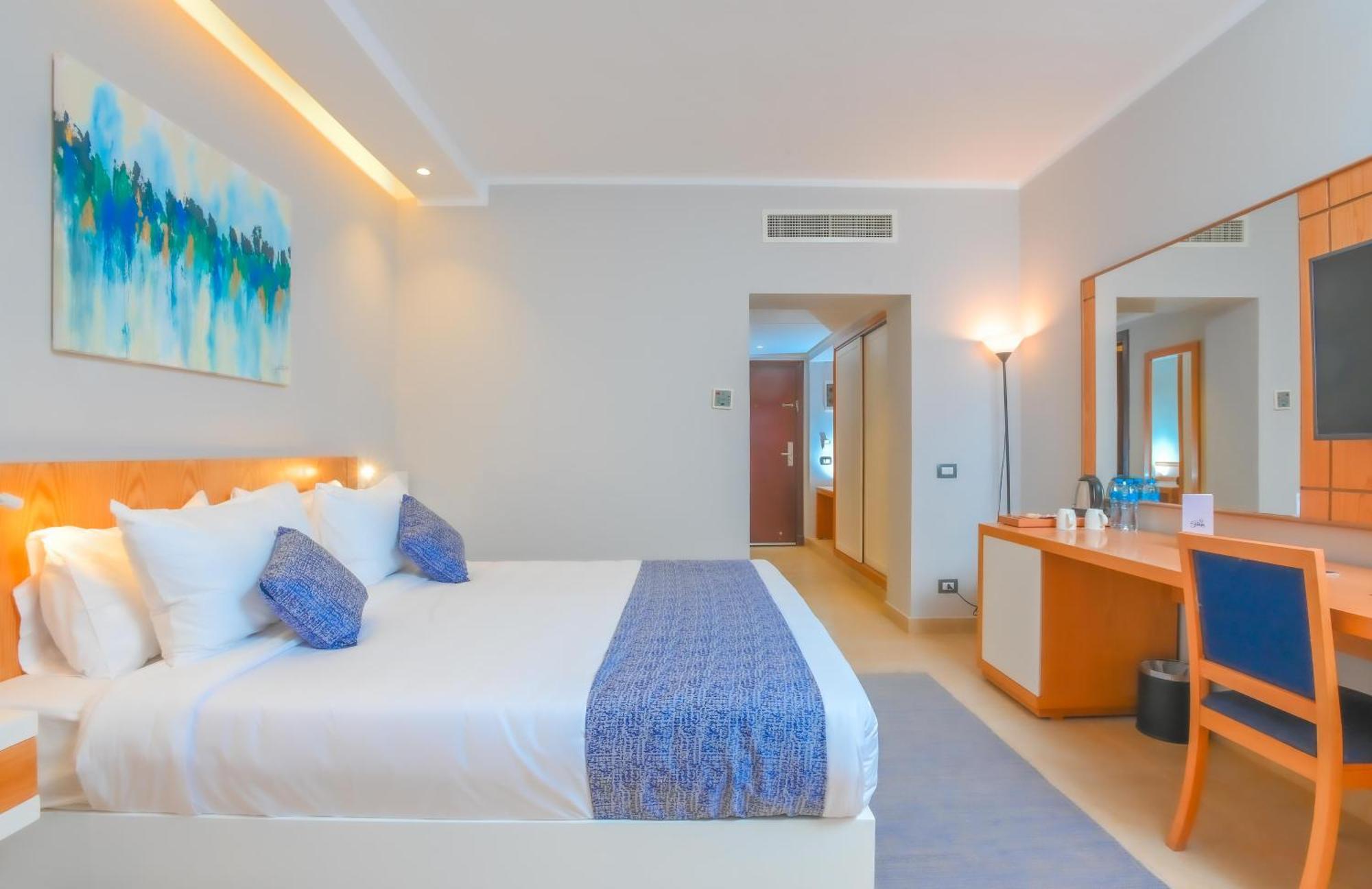 Sataya Resort Marsa Alam Esterno foto A room at the hotel