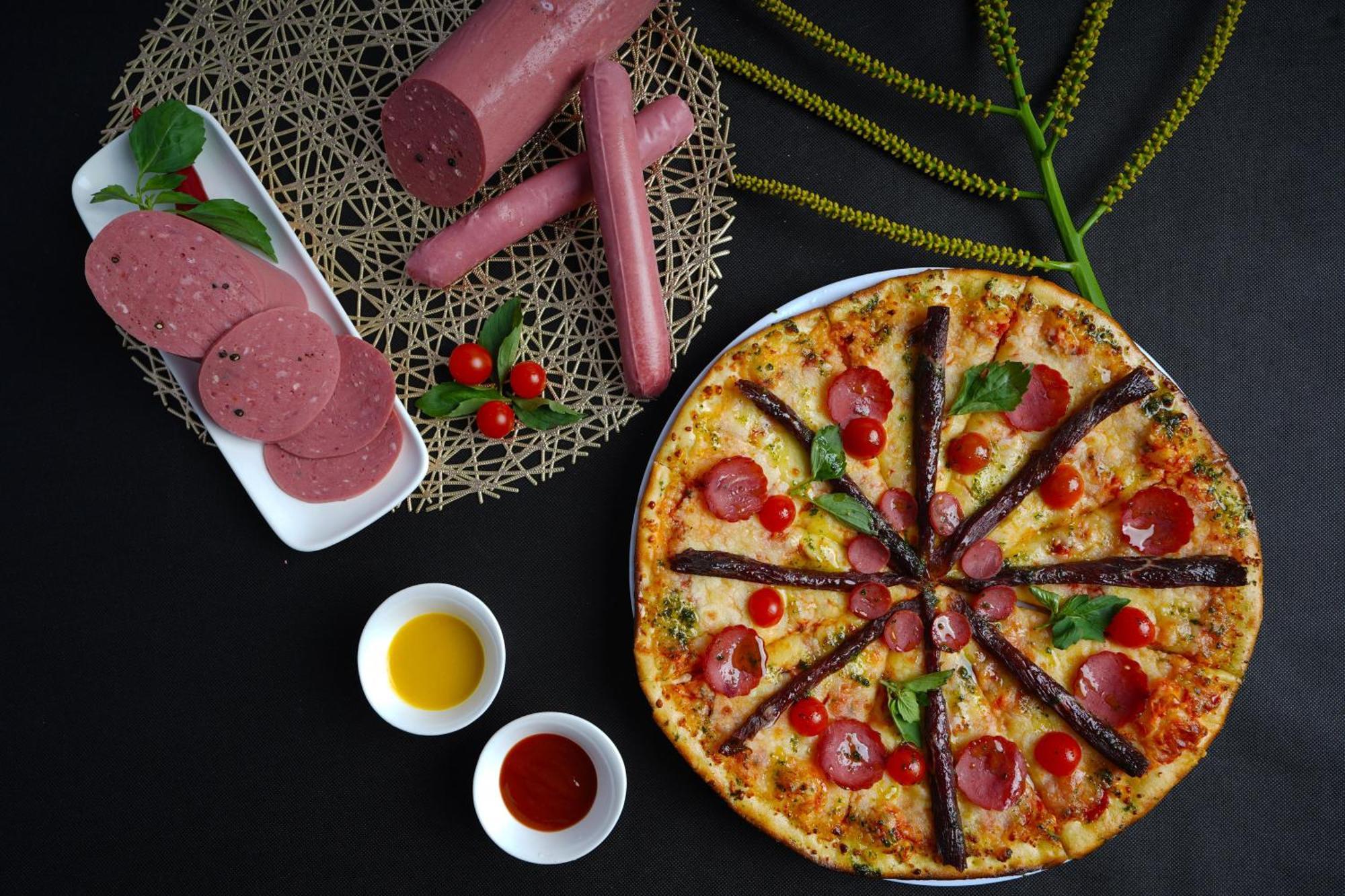 Sataya Resort Marsa Alam Esterno foto A pizza with salami