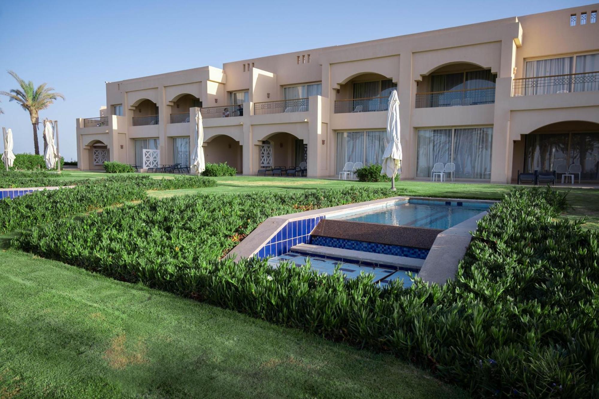 Sataya Resort Marsa Alam Esterno foto The resort's private pools
