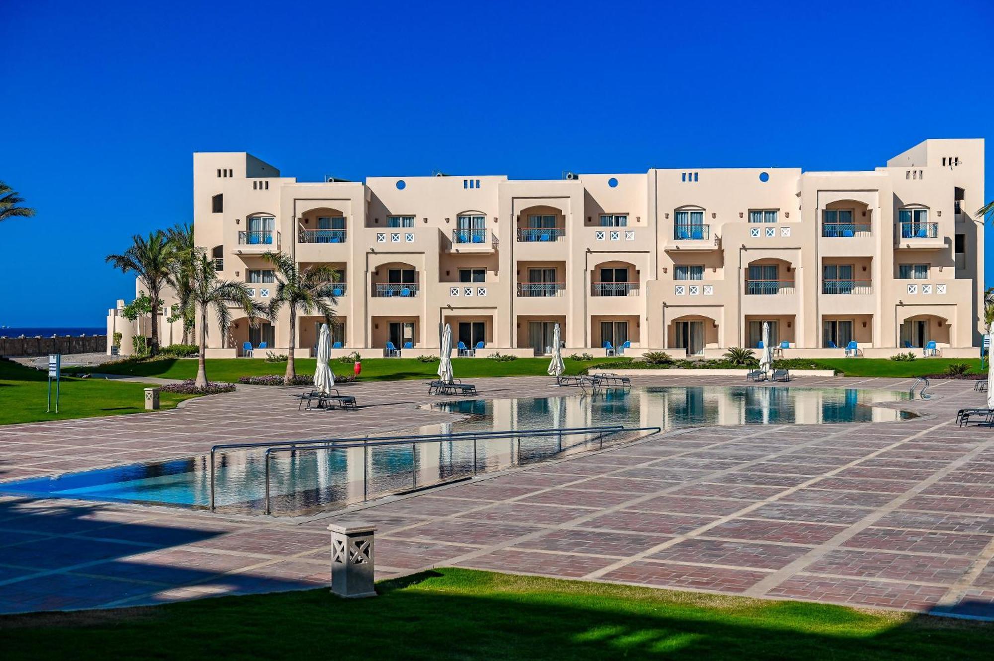Sataya Resort Marsa Alam Esterno foto The resort's main pool