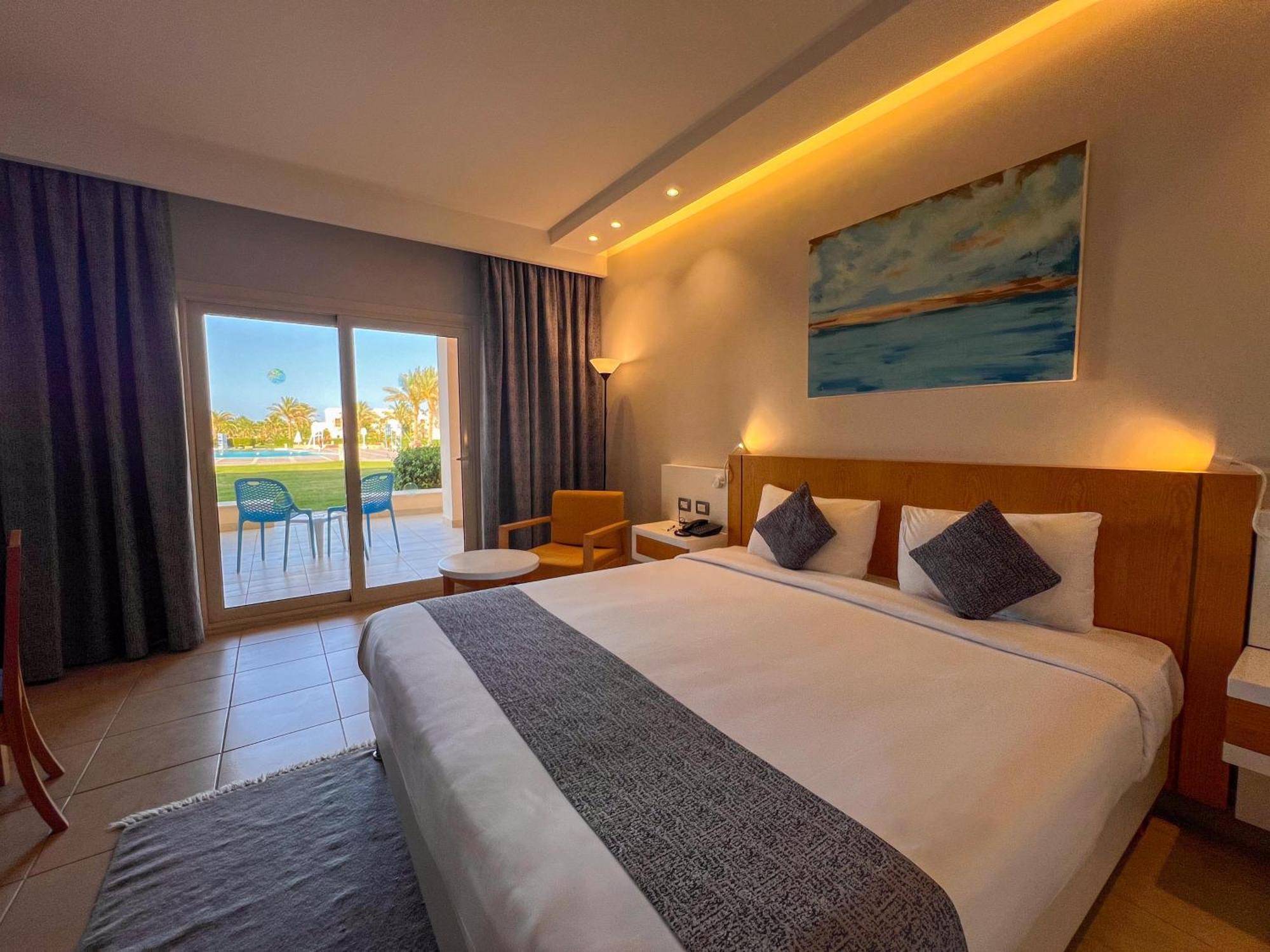 Sataya Resort Marsa Alam Esterno foto A room at the hotel
