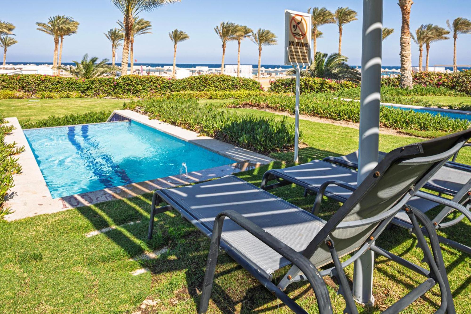 Sataya Resort Marsa Alam Esterno foto A poolside chaise longue